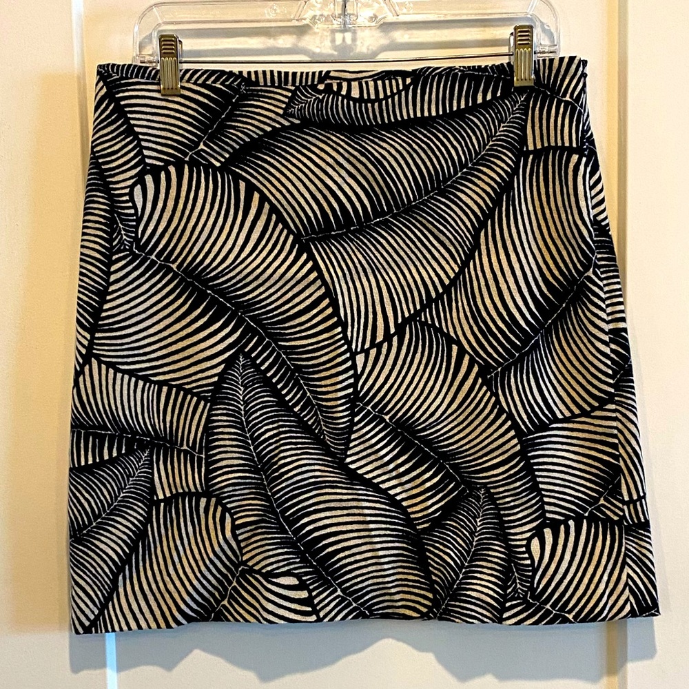 Like new!  Conservative island flare design. Ann Taylor S8.